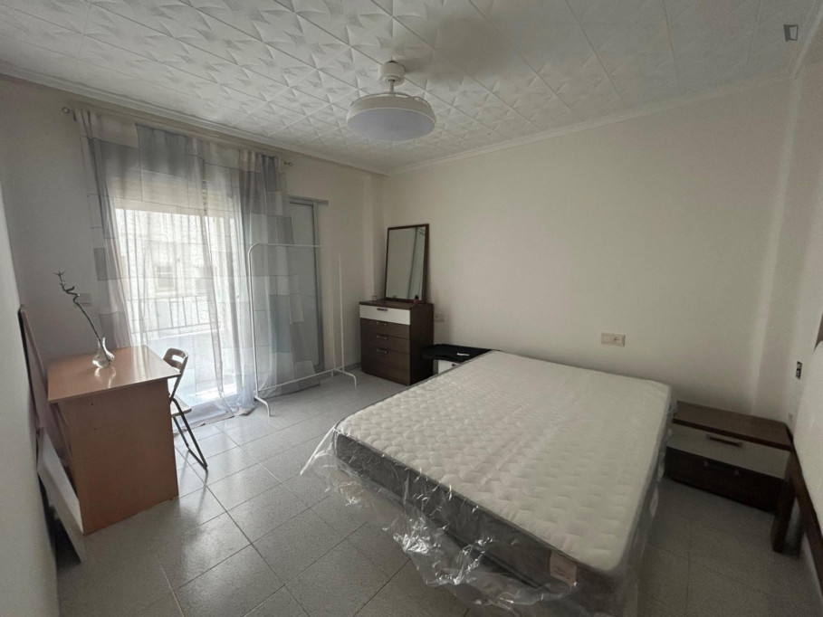 Comfortable double bedroom with balcony located in the En Corts neighbourhood - Valence - chambre - ImmoJeune
