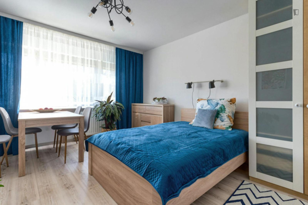 Neat double bedroom near Księcia Janusza metro