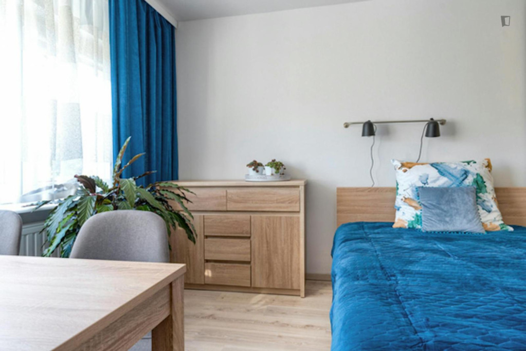 Neat double bedroom near Księcia Janusza metro