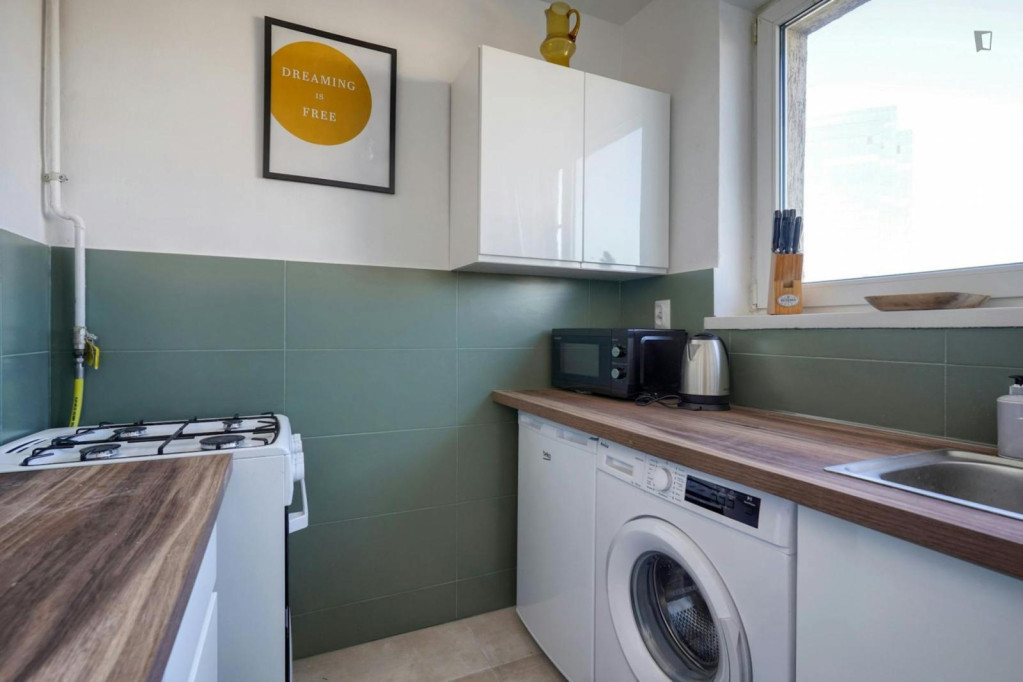 Pleasant double bedroom near the Center metro station