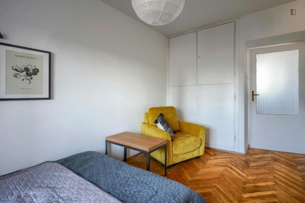 Pleasant double bedroom near the Center metro station