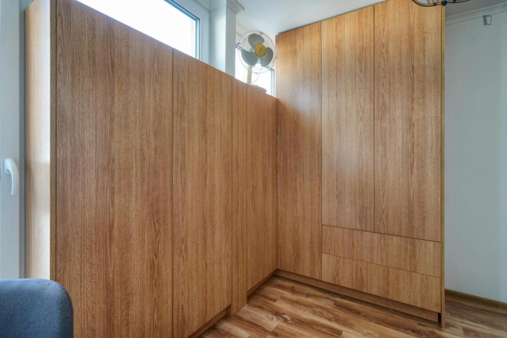 Airy single bedroom near the Rondo ONZ metro