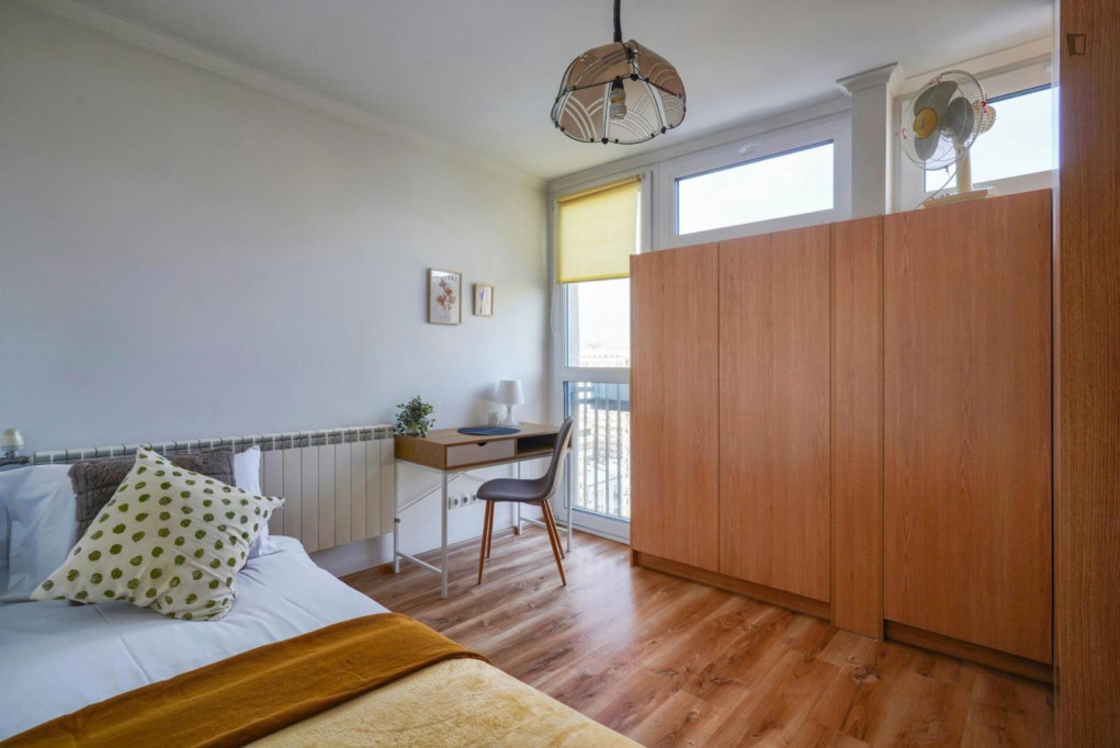 Airy single bedroom near the Rondo ONZ metro