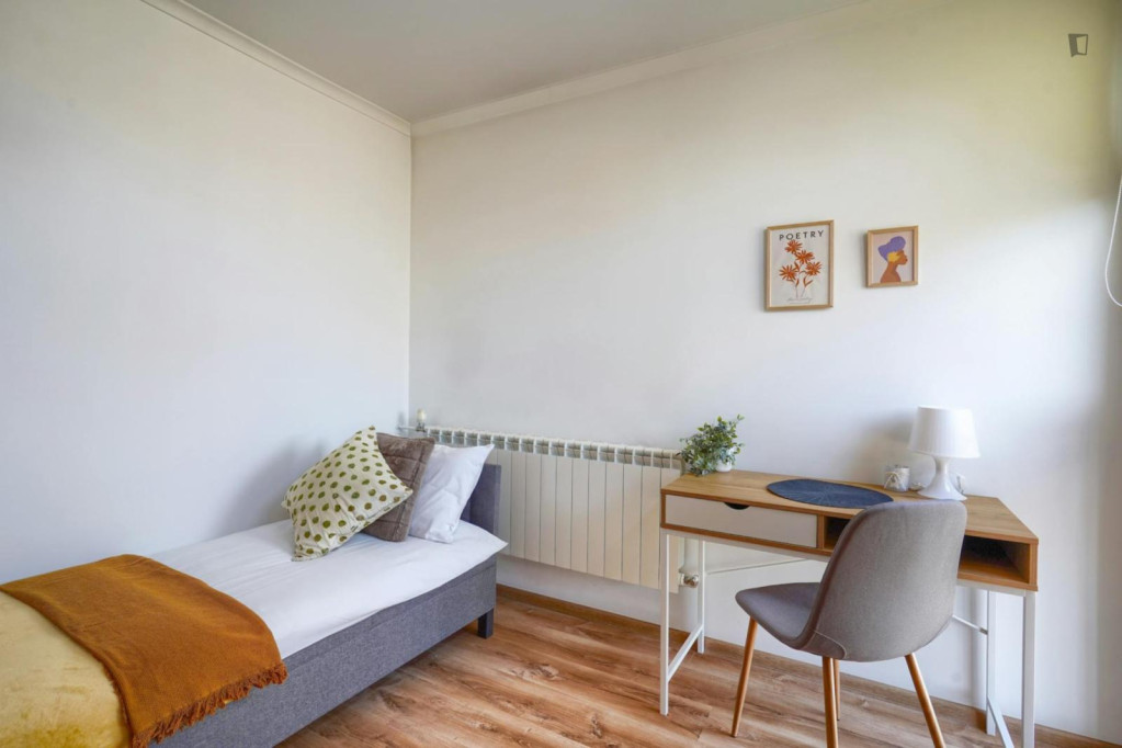 Airy single bedroom near the Rondo ONZ metro