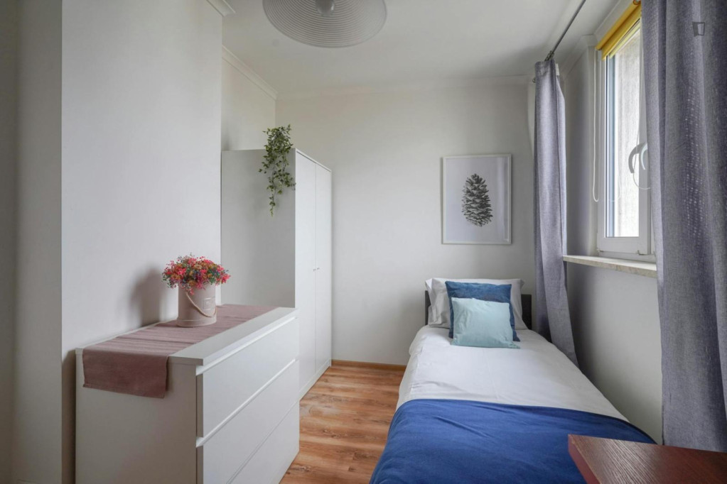 Inviting single bedroom near the Rondo ONZ metro