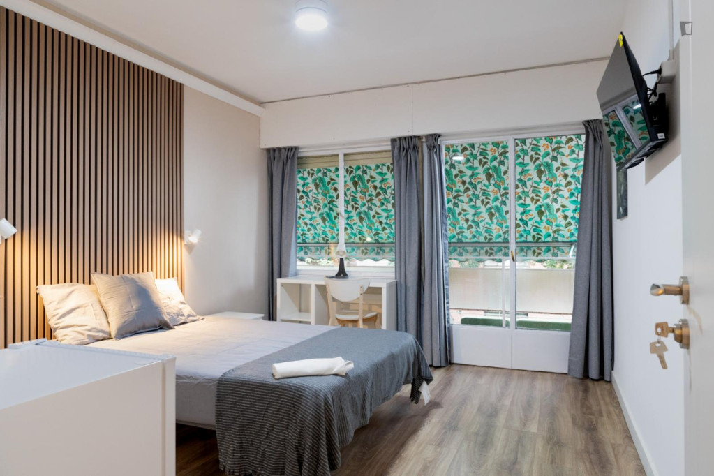 Large double bedroom with a balcony, in Pueblo Nuevo - Madrid - chambre - ImmoJeune