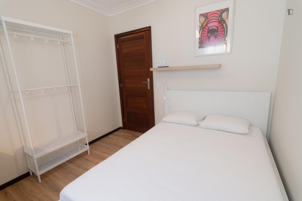 Appealing bedroom in a 5-bedroom flat - Vila Nova de Gaia - chambre - ImmoJeune