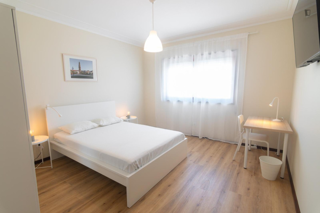 Elegant bedroom close to Santo Ovídio metro station - Vila Nova de Gaia - chambre - ImmoJeune