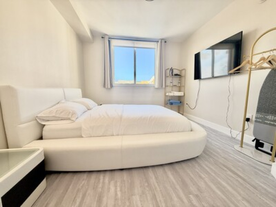 Private Room with Bathroom- Aventur