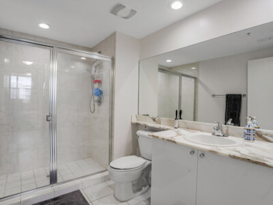 Private Room with Bathroom- Aventur