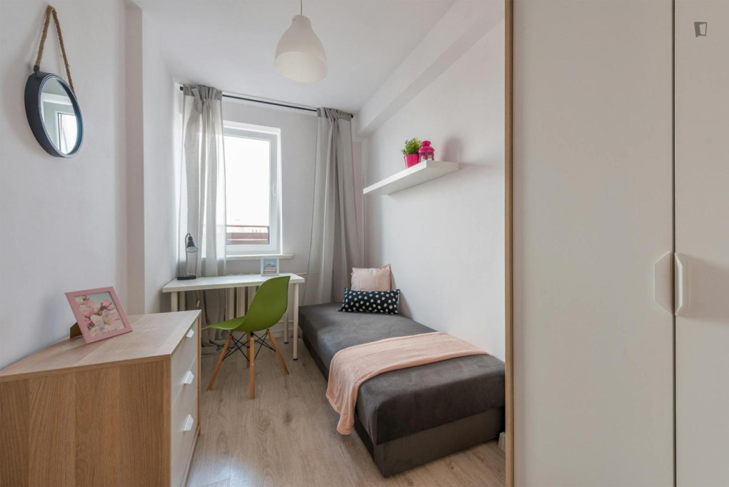 Bright single bedroom in Szczęśliwice