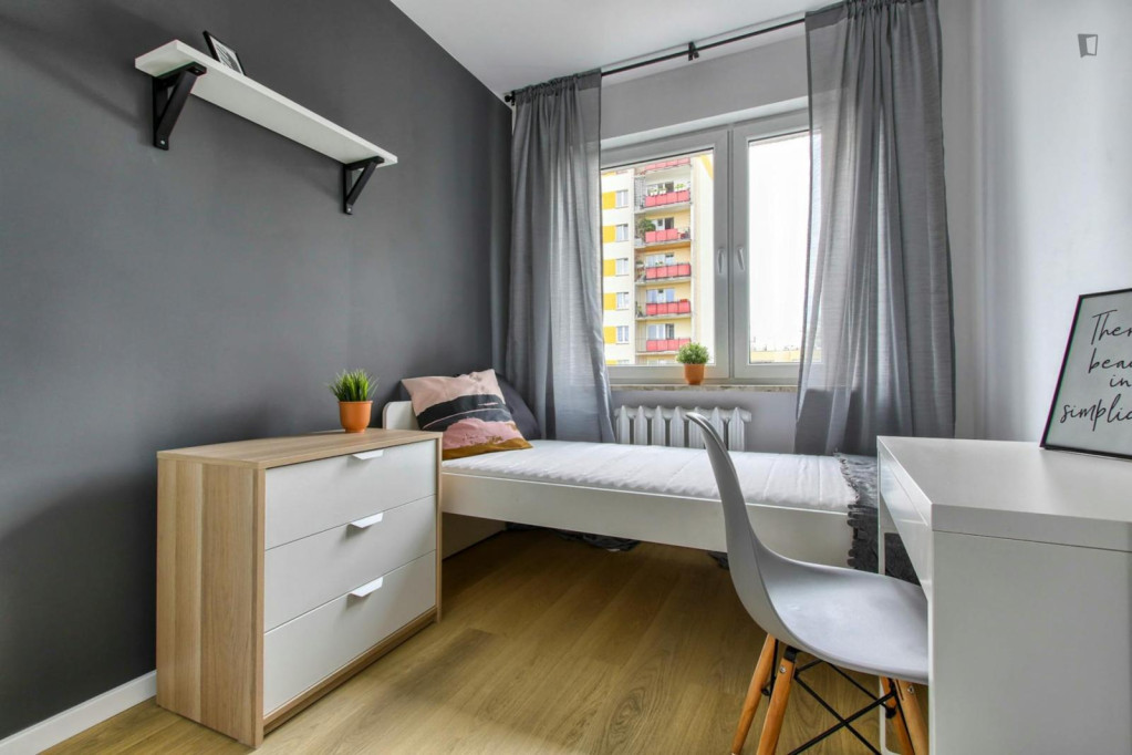Snug single bedroom in residential Gocław