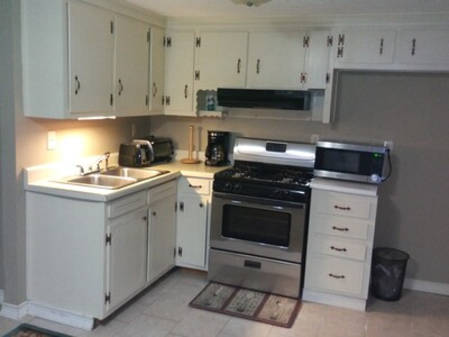 Small Quaint Bungalow on Lots of La