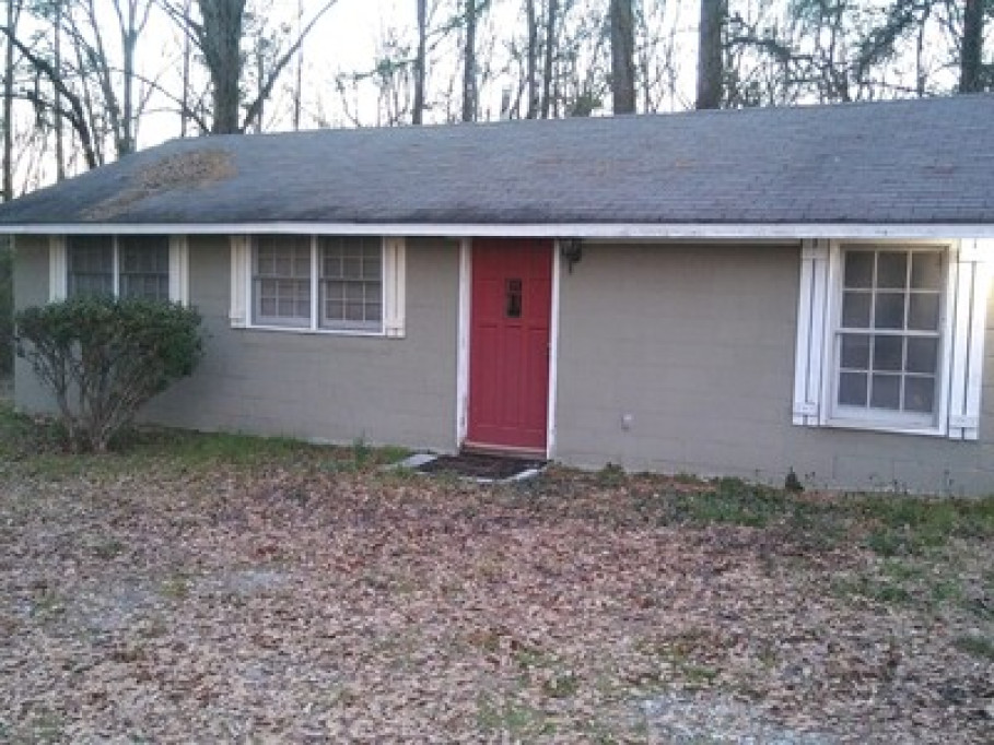 Small Quaint Bungalow on Lots of La