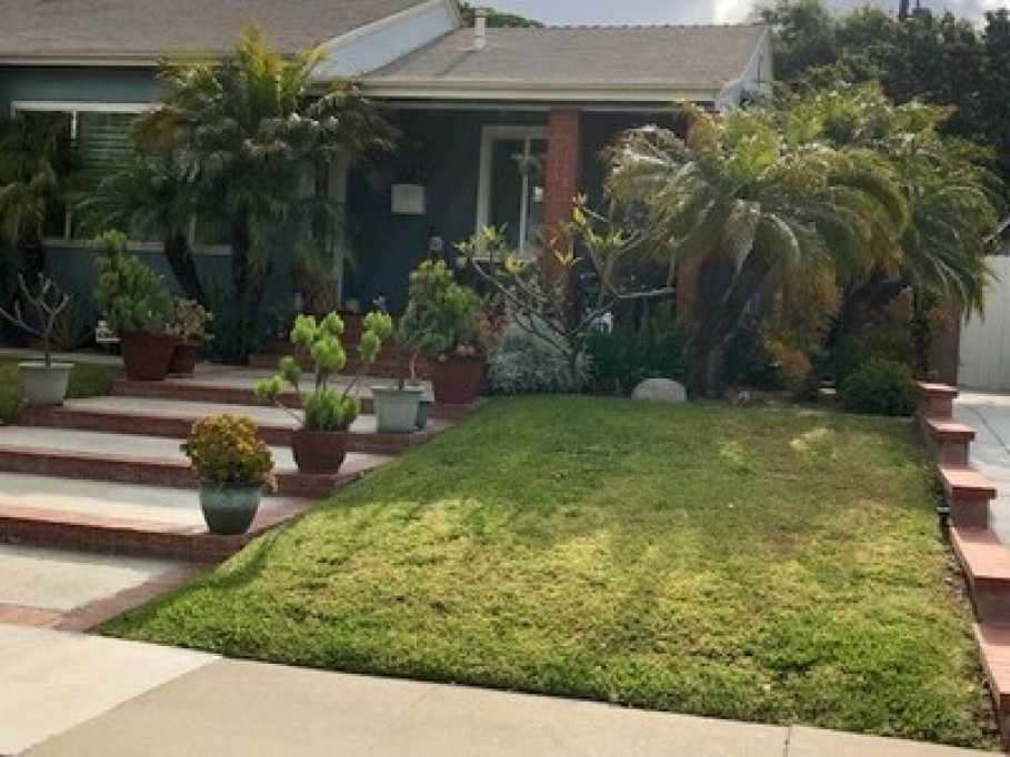 Walking distance to park and mall