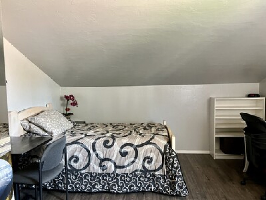 Walking distance to park and mall