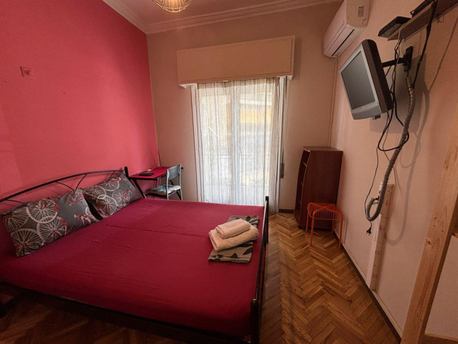 Specious double bedroom near metro station
