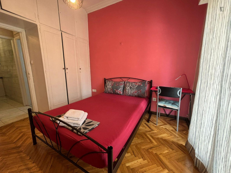 Specious double bedroom near metro station