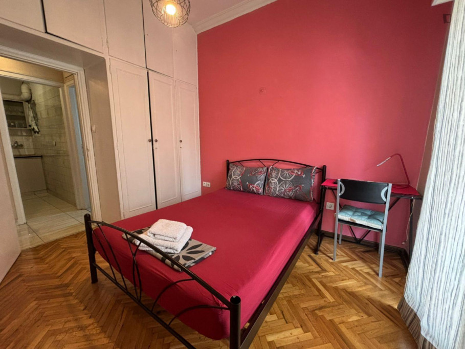 Specious double bedroom near metro station