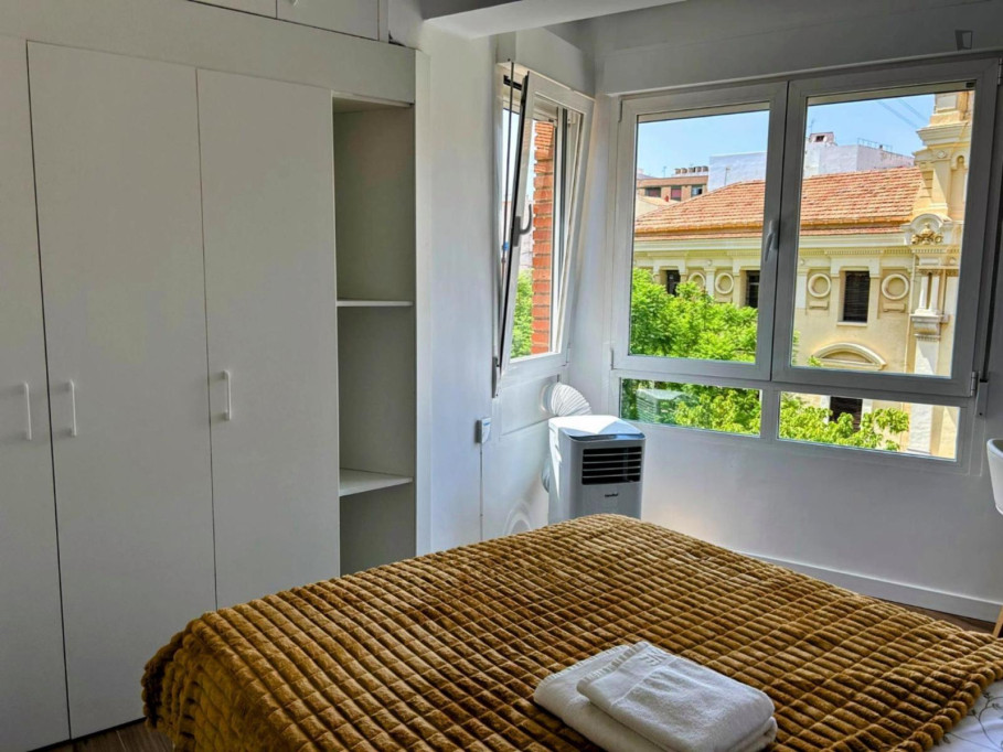 Cozy double bedroom in modern apartment in central Castellón