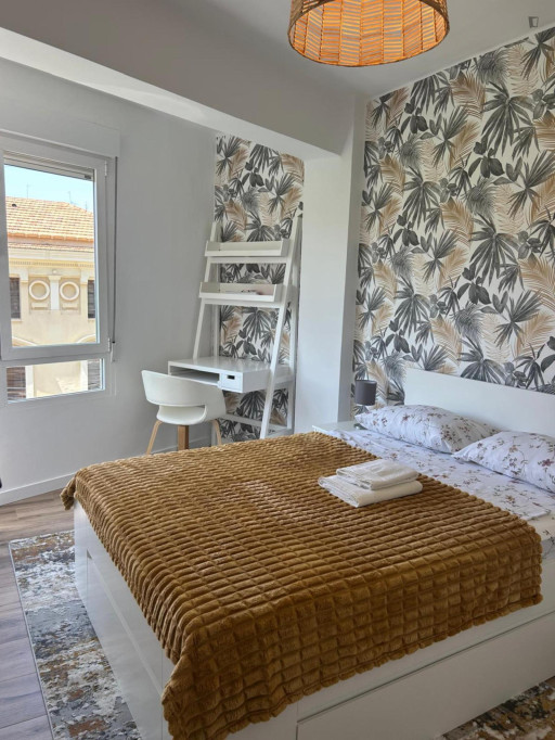 Cozy double bedroom in modern apartment in central Castellón