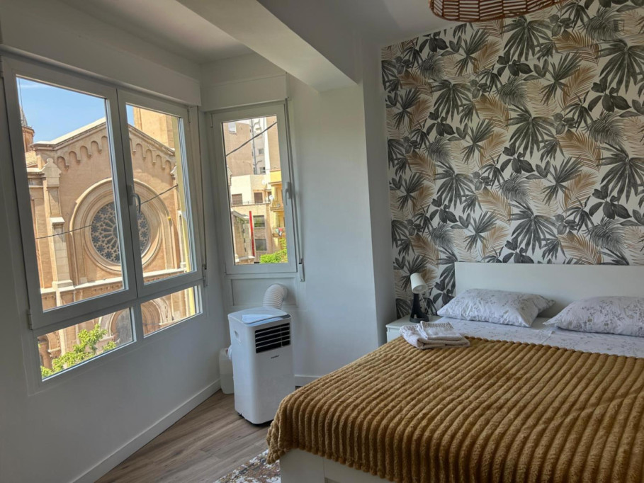 Spacious double bedroom in modern apartment in central Castellón