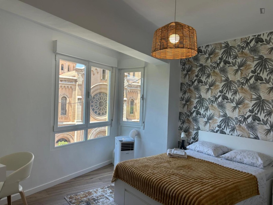 Spacious double bedroom in modern apartment in central Castellón