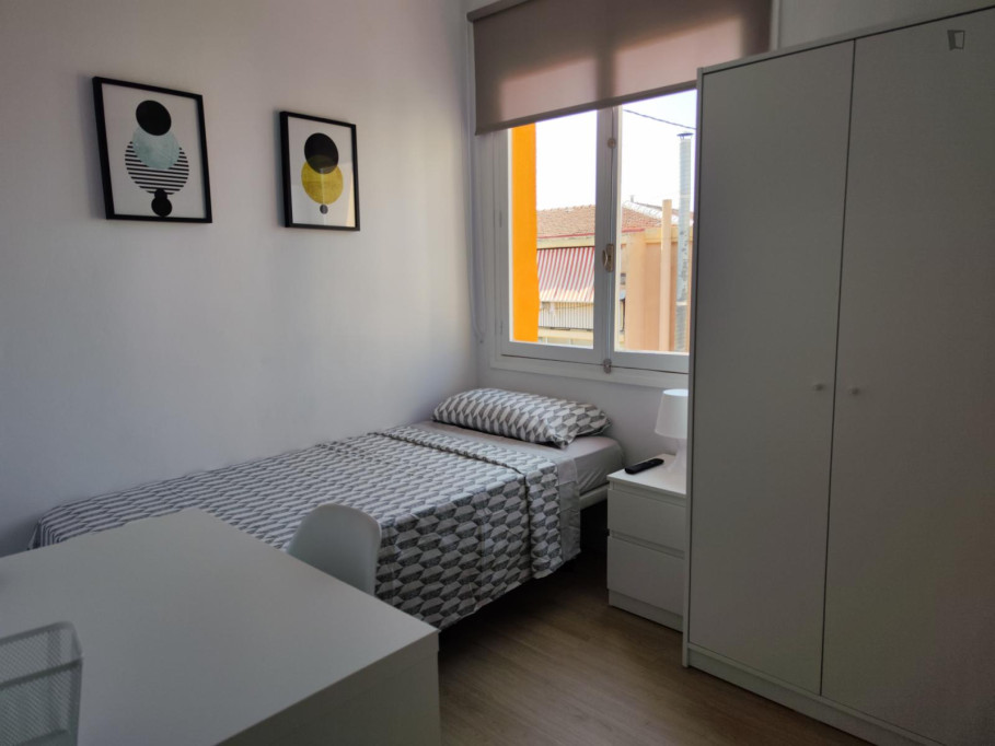 Cozy single bedroom ideally located between the city center and the university area - Alicante - chambre - ImmoJeune