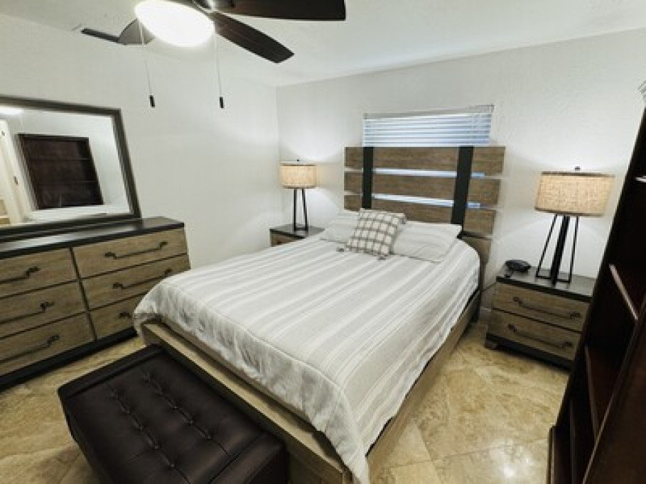 Cozy Lakeside Private Guest Suite 