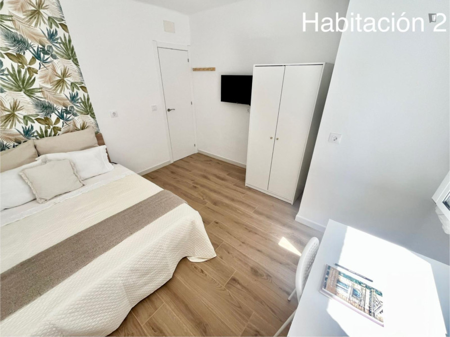 Premium room with king size bed, WIFI and TV - Séville - chambre - ImmoJeune