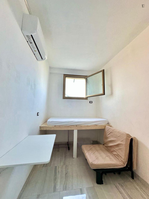 Renovated studio apartment in the Bocconi and IULM area