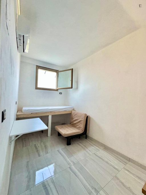 Renovated studio apartment in the Bocconi and IULM area