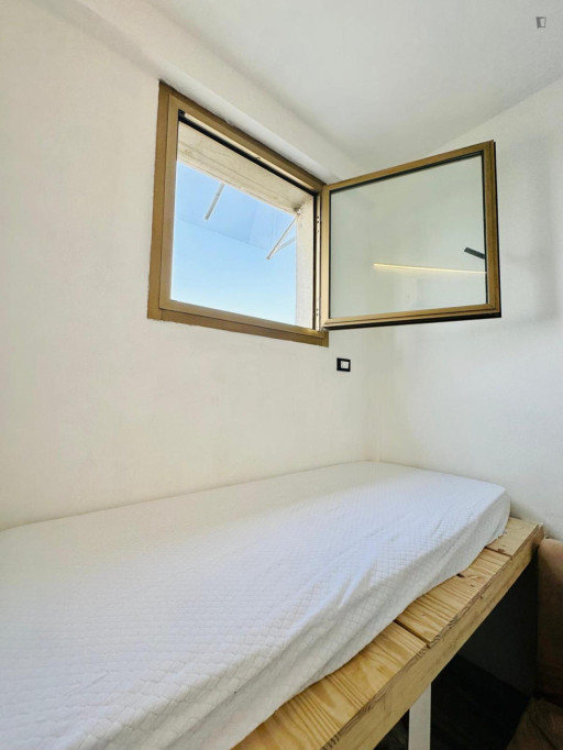 Renovated studio apartment in the Bocconi and IULM area