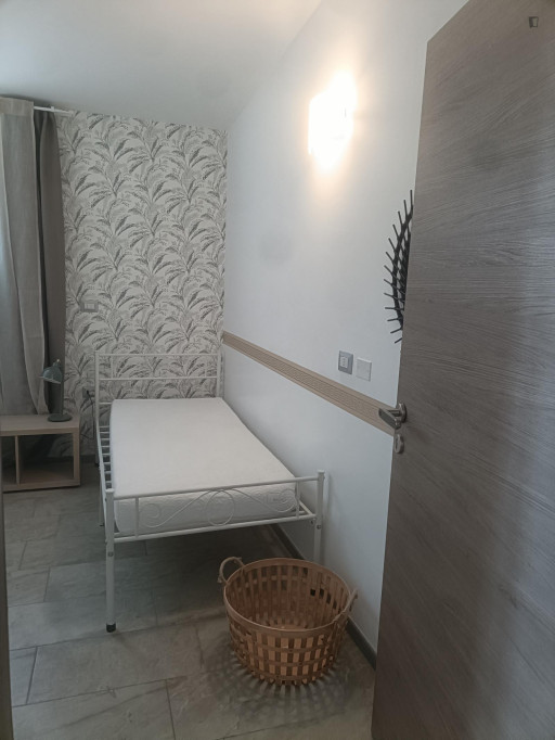 Single bedroom in 4-bedroom apartment