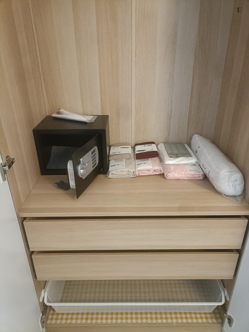 Single bedroom in 4-bedroom apartment