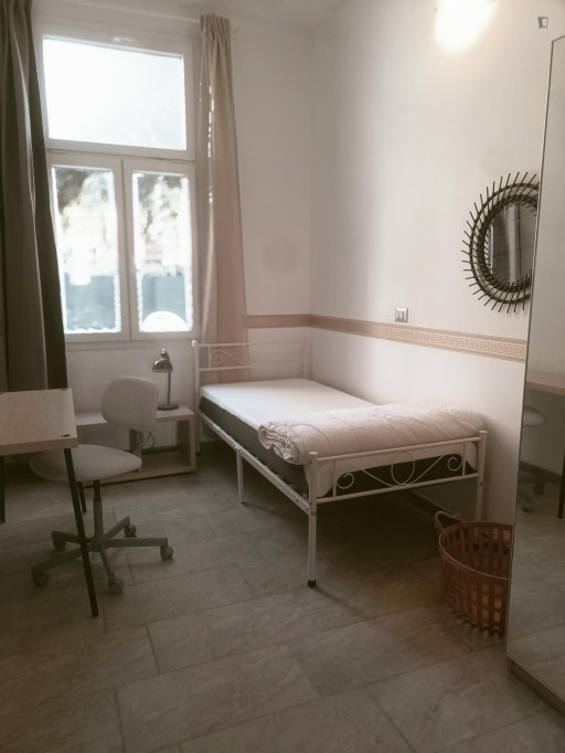 Cozy single bedroom in recently renovated apartment well connected to the city center