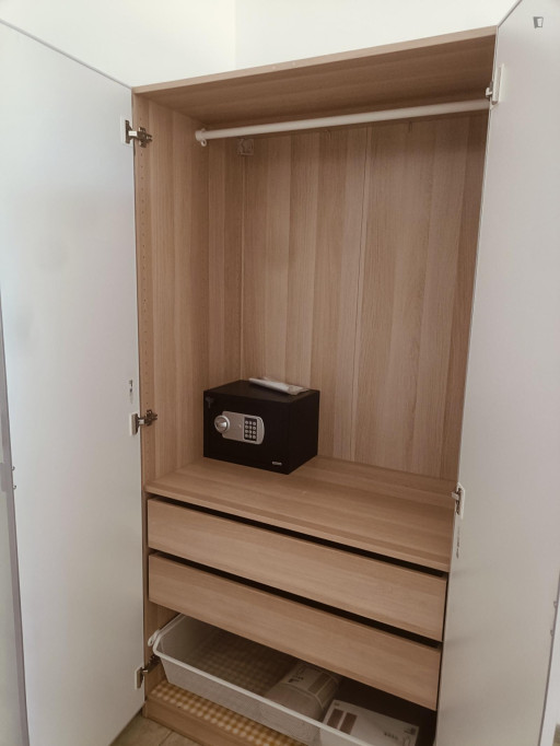 Cozy single bedroom in recently renovated apartment well connected to the city center