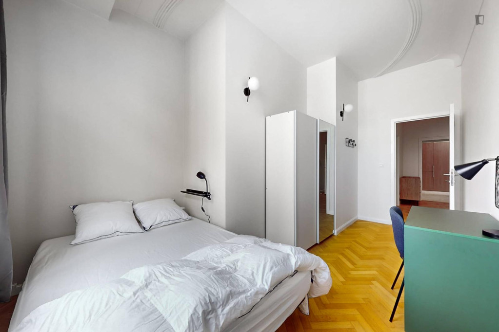 Inviting double bedroom near Belgica metro station