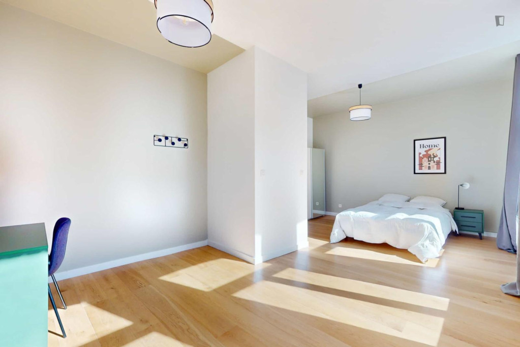 Modern double bedroom in Schaerbeek