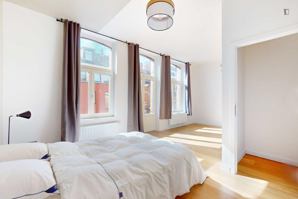 Modern double bedroom in Schaerbeek