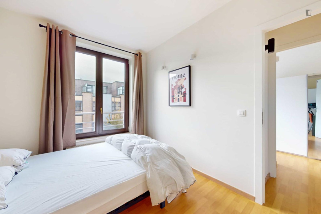 Neat double bedroom near Belgica metro station
