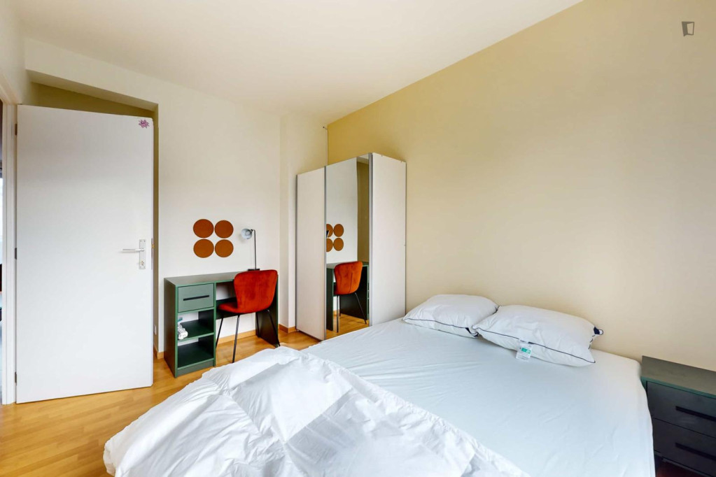 Neat double bedroom near Belgica metro station