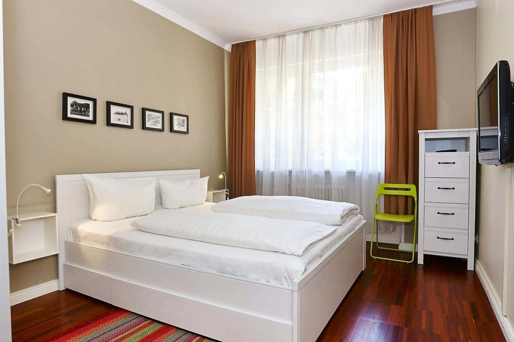 A homey and quiet 2 rooms flat