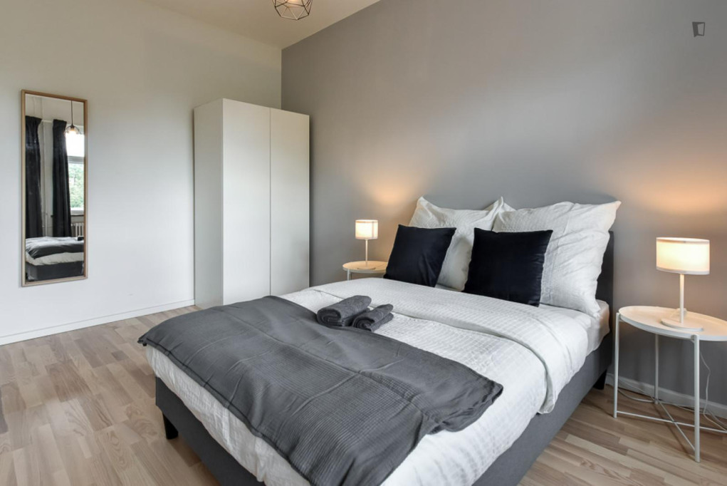 Neat double bedroom near S-/U-Bahn station 