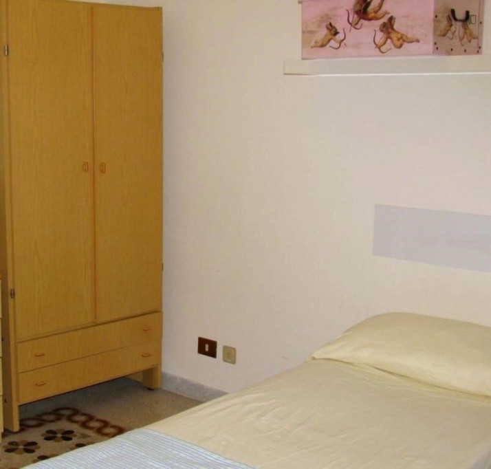 Single bedroom, with private bathroom, in 4-bedroom apartment - Rome - chambre - ImmoJeune