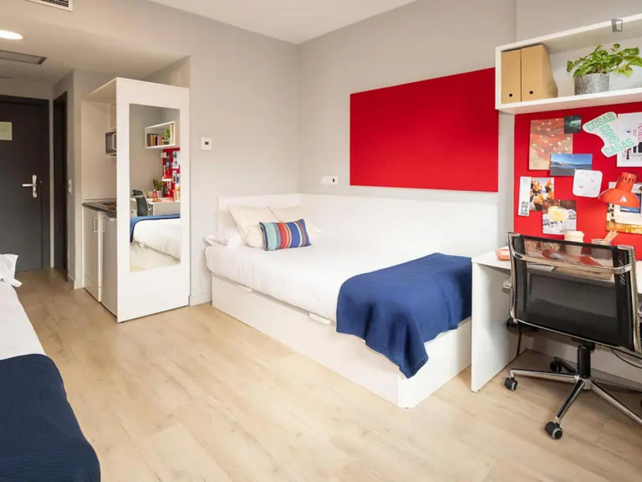Bed in a big shared studio near Universidad Politécnica de Madrid - Madrid - chambre - ImmoJeune