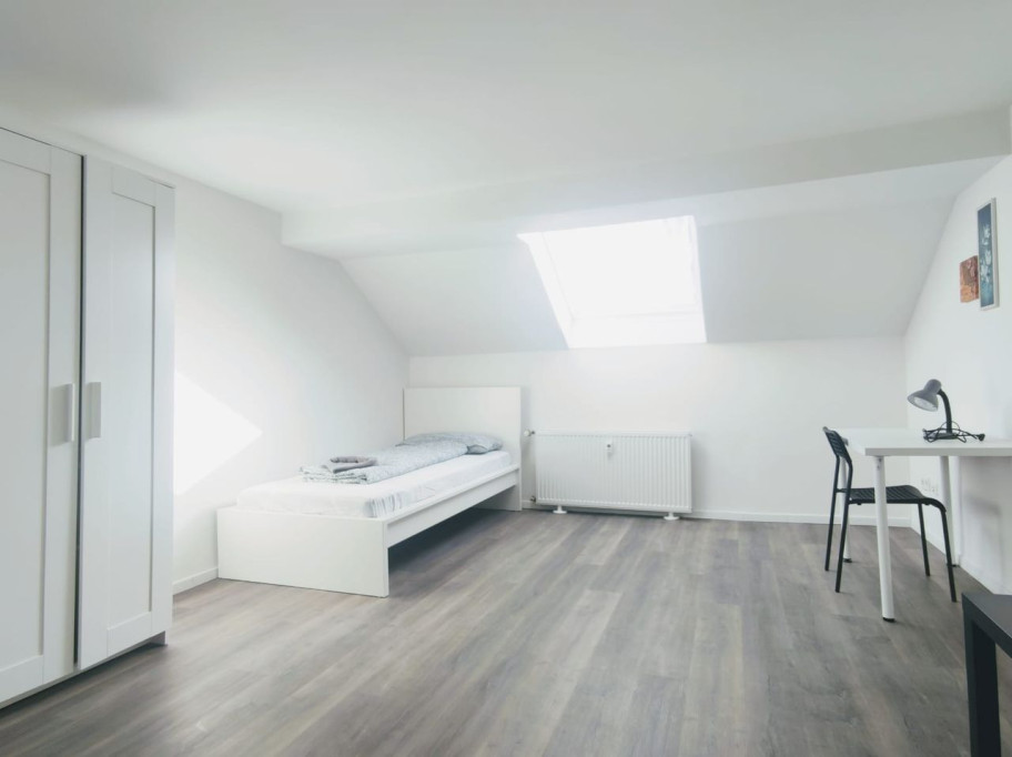Room in 5-room flasthare