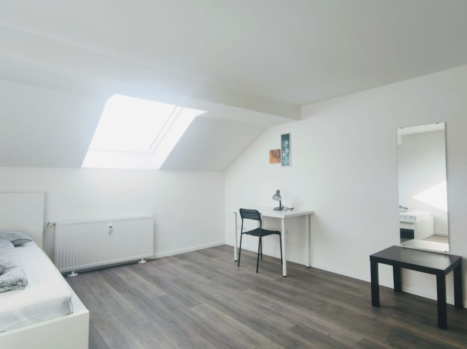 Room in 5-room flasthare
