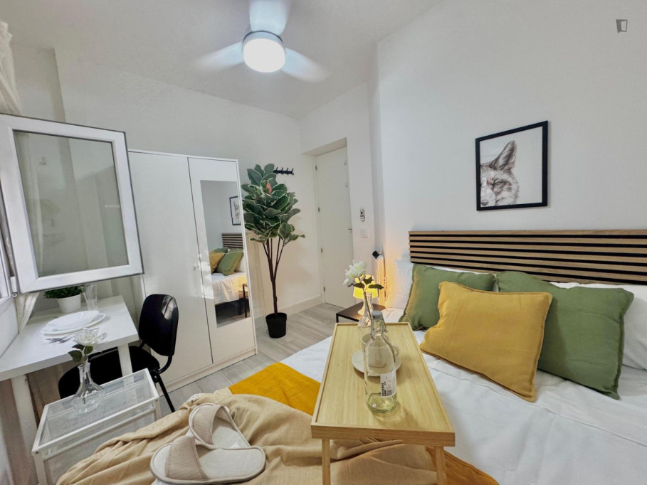 Pleasant single bedroom near Parque de Castilla-La Mancha - Madrid - chambre - ImmoJeune