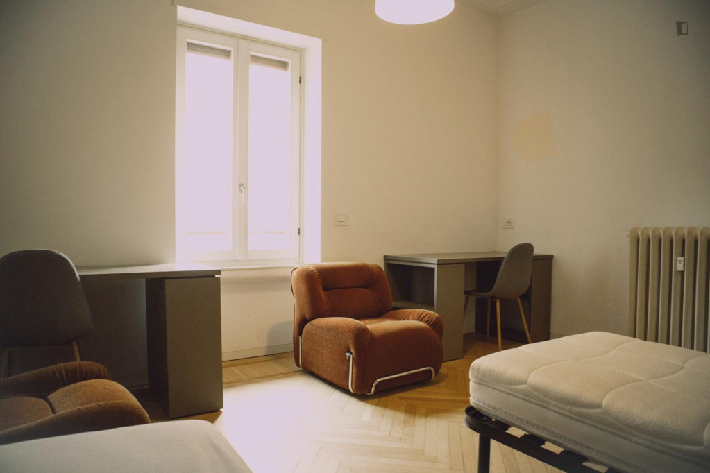 Multiple beds bedroom in 3-bedroom apartment